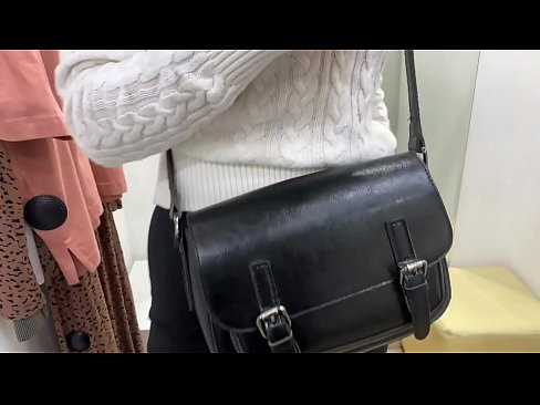 ❤️ فٹنگ روم میں ڈلڈو کے ساتھ نوجوان کتیا فیرل بیری کی عوامی مشت زنی سیکس ❌️